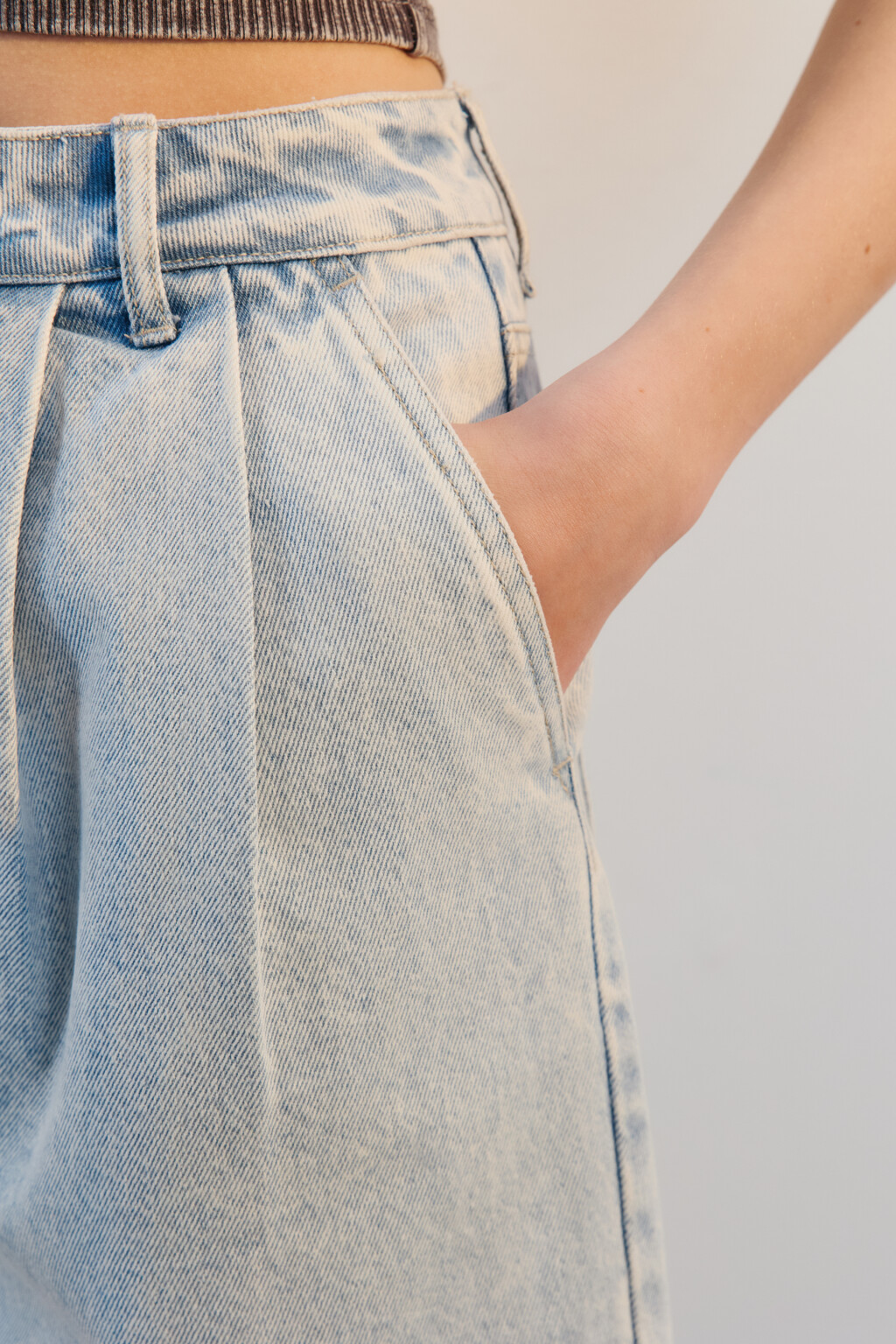 Шорты джинсовые со складками на поясе - цвет голубой - 6