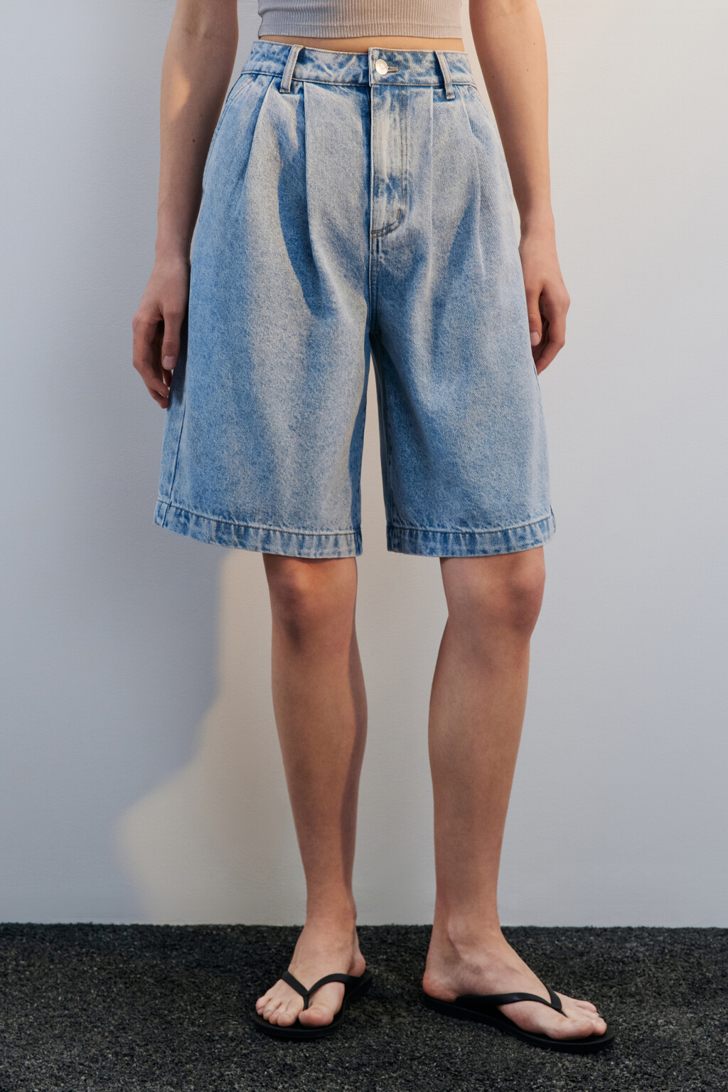 Шорты джинсовые со складками на поясе - цвет голубой - 2