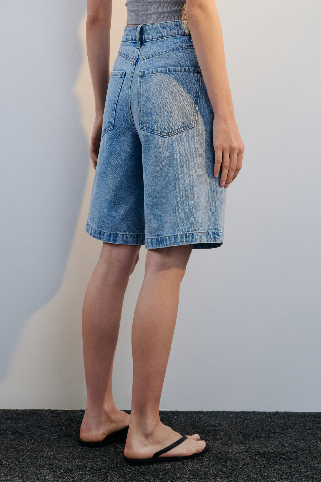 Шорты джинсовые со складками на поясе - цвет голубой - 3