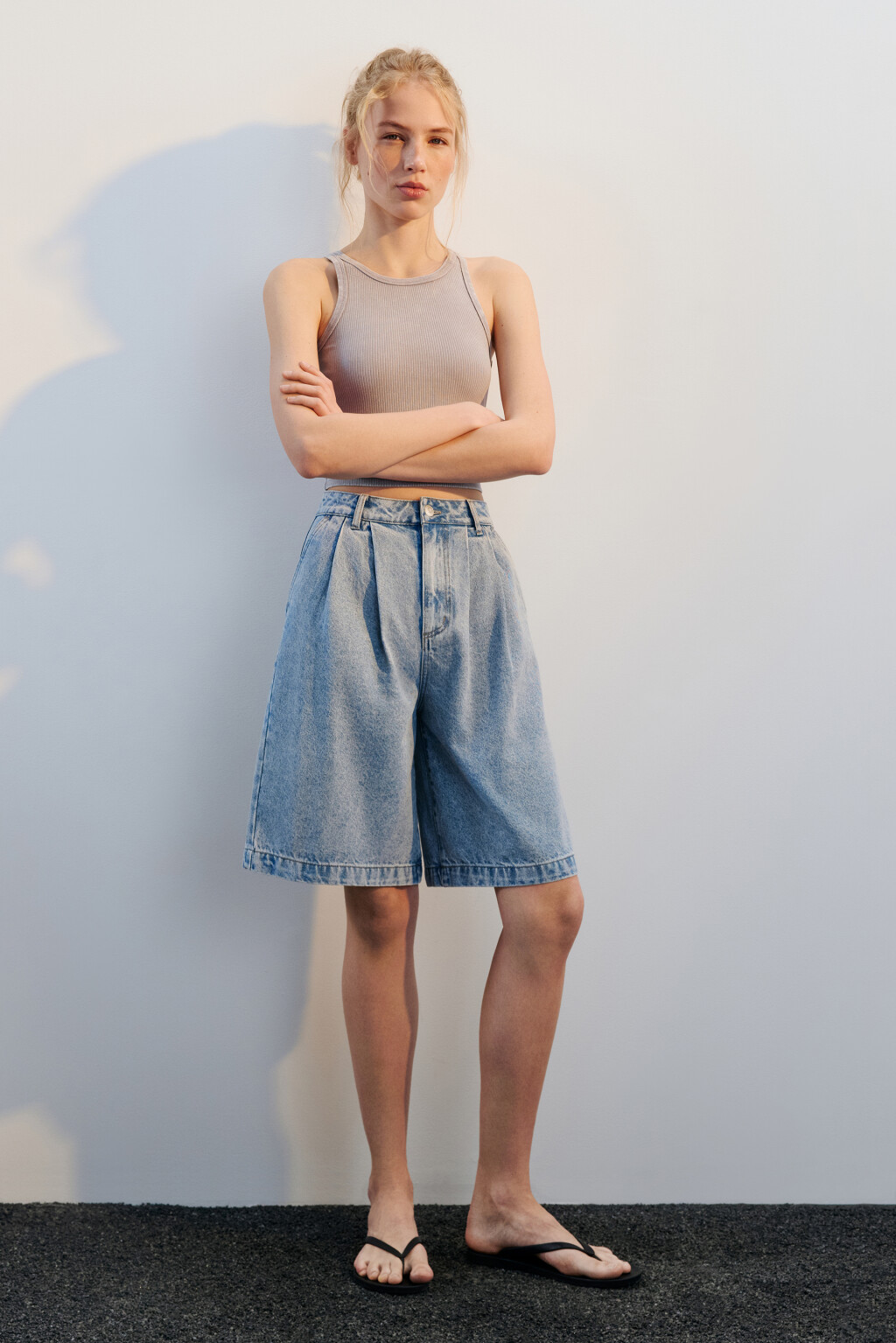 Шорты джинсовые со складками на поясе - цвет голубой - 4