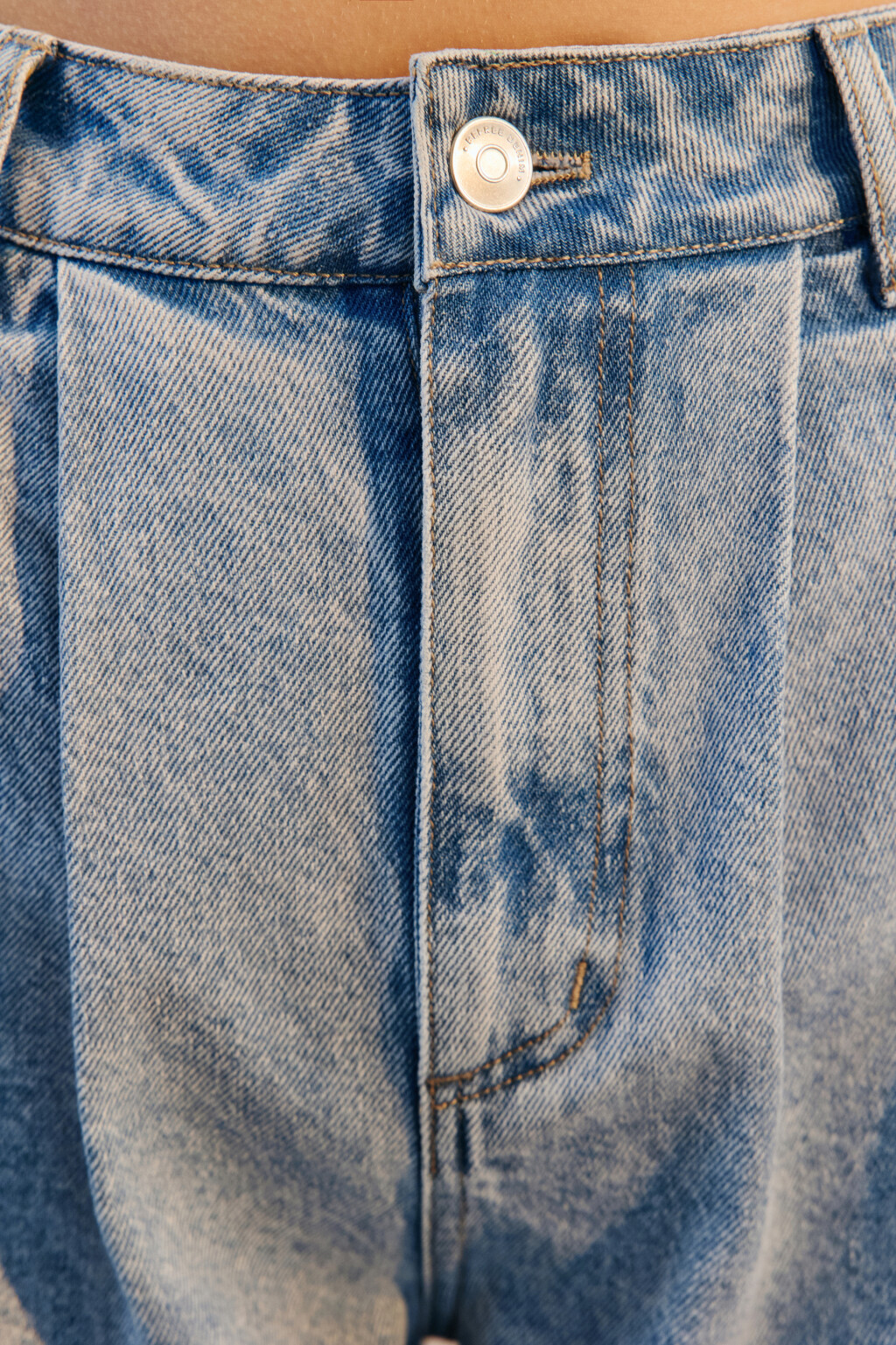 Шорты джинсовые со складками на поясе - цвет голубой - 5