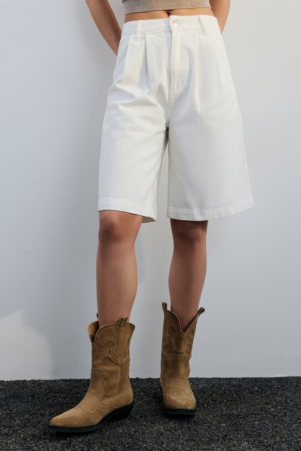 Шорты джинсовые со складками на поясе - цвет белый - 2