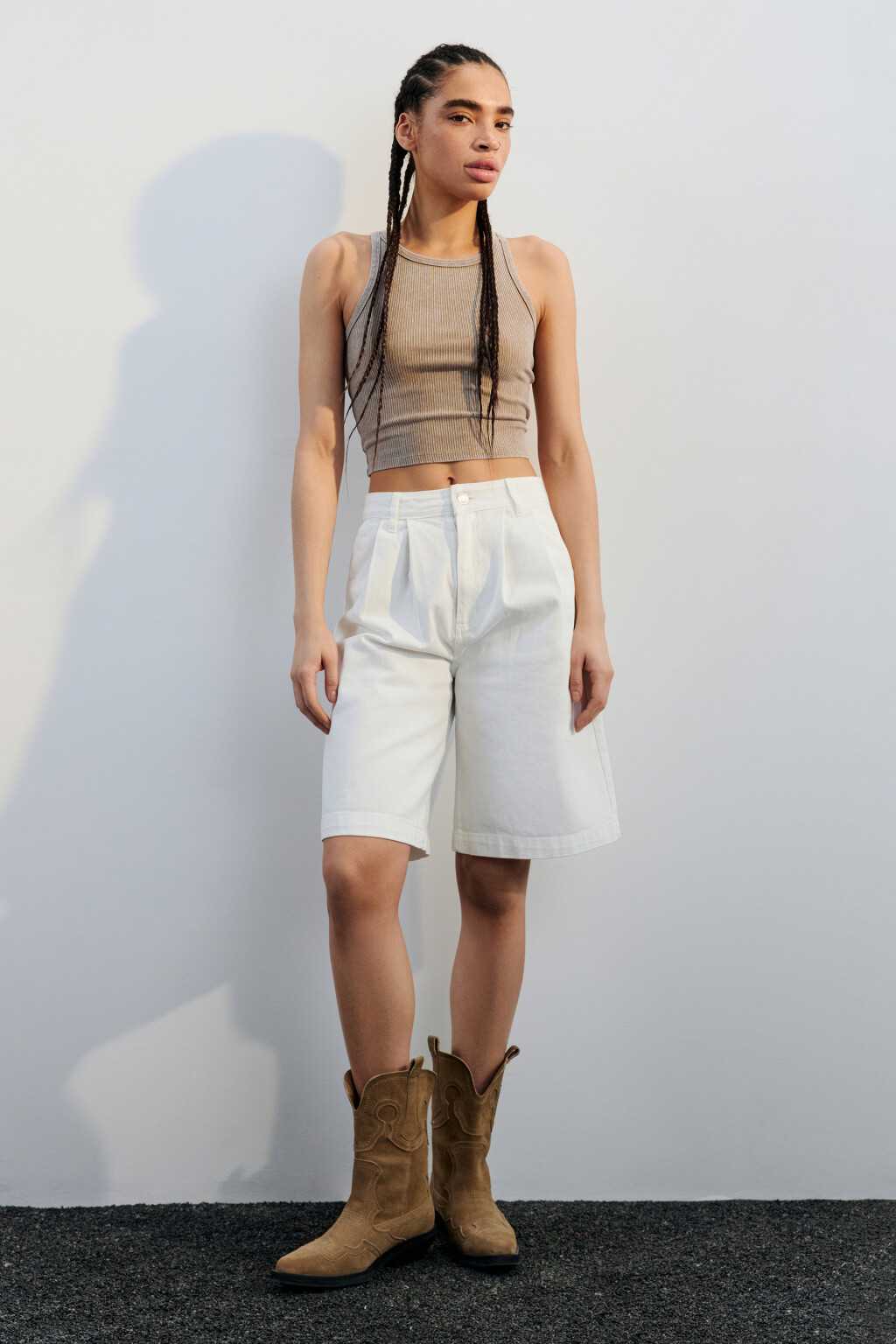 Шорты джинсовые со складками на поясе - цвет белый - 4