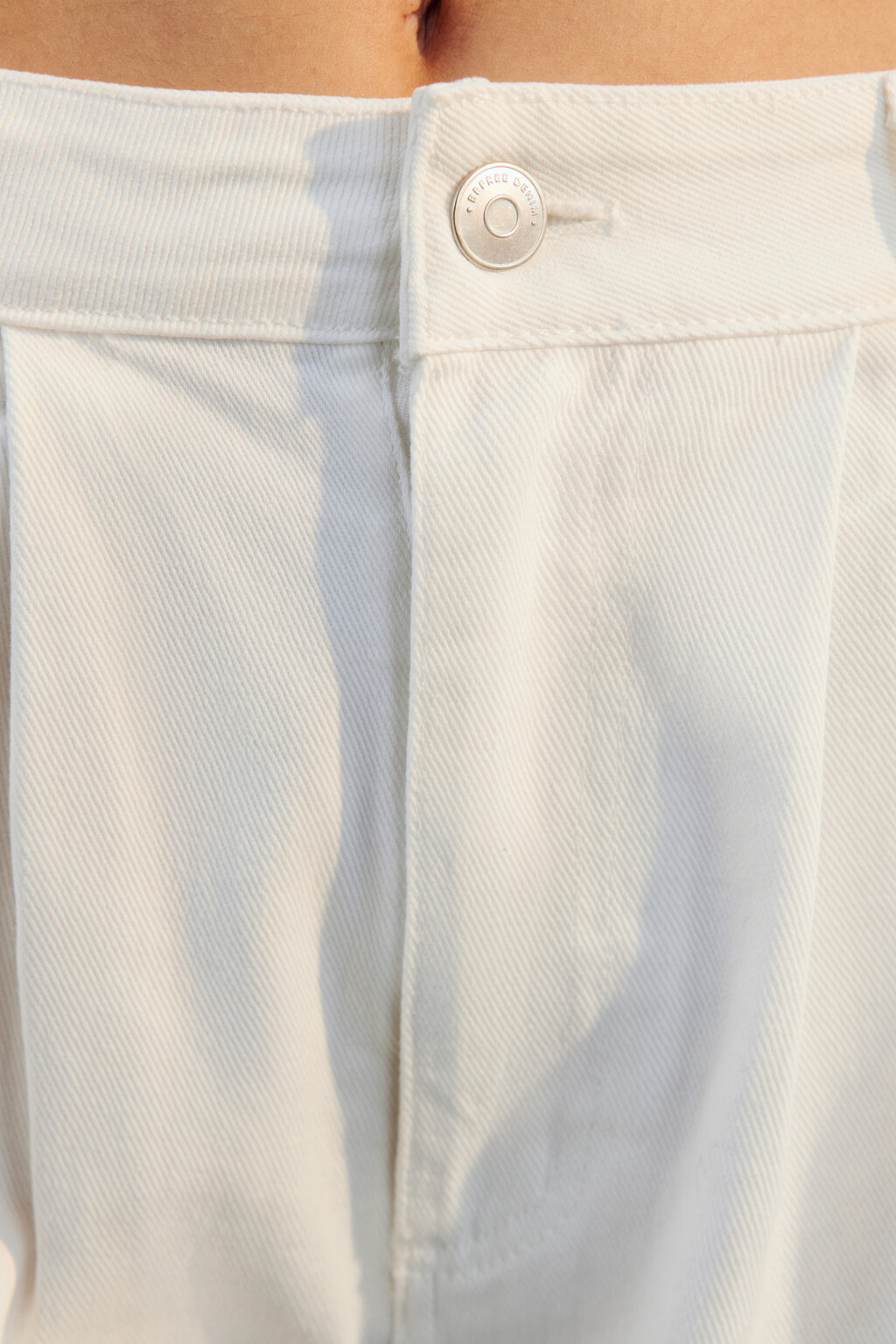 Шорты джинсовые со складками на поясе - цвет белый - 5