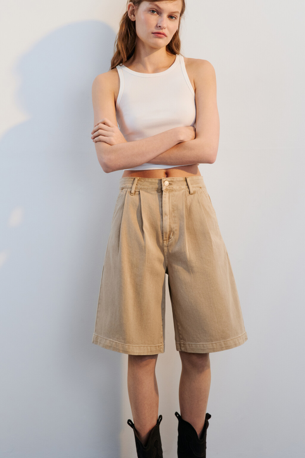 Шорты джинсовые со складками на поясе - цвет бежевый - 1