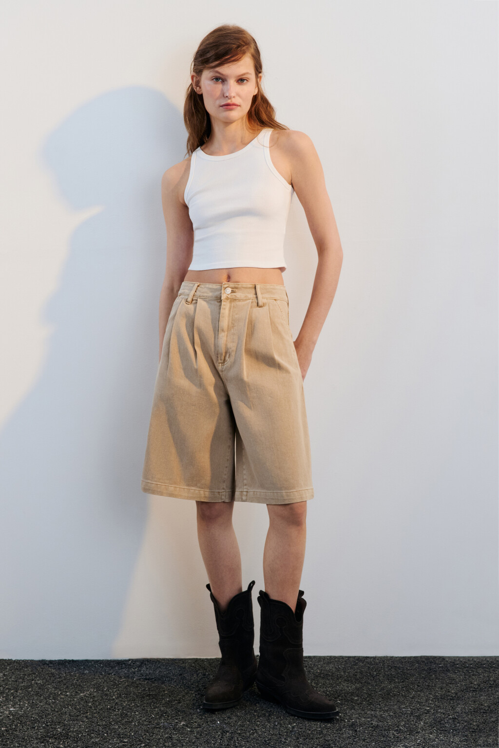 Шорты джинсовые со складками на поясе - цвет бежевый - 4