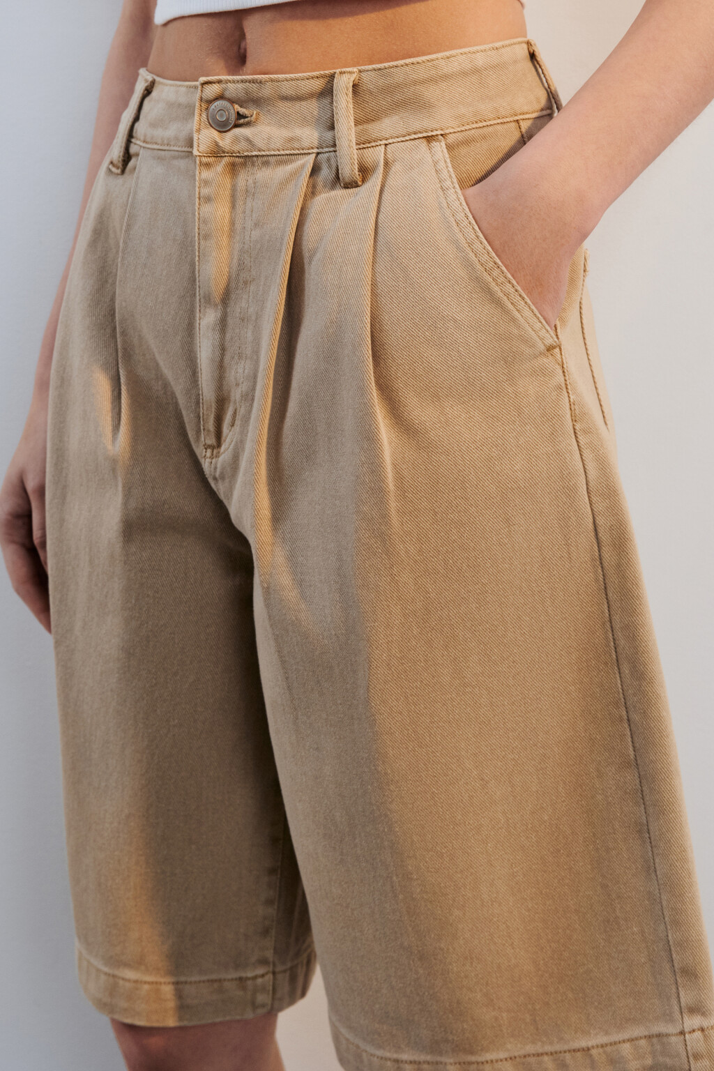 Шорты джинсовые со складками на поясе - цвет бежевый - 6