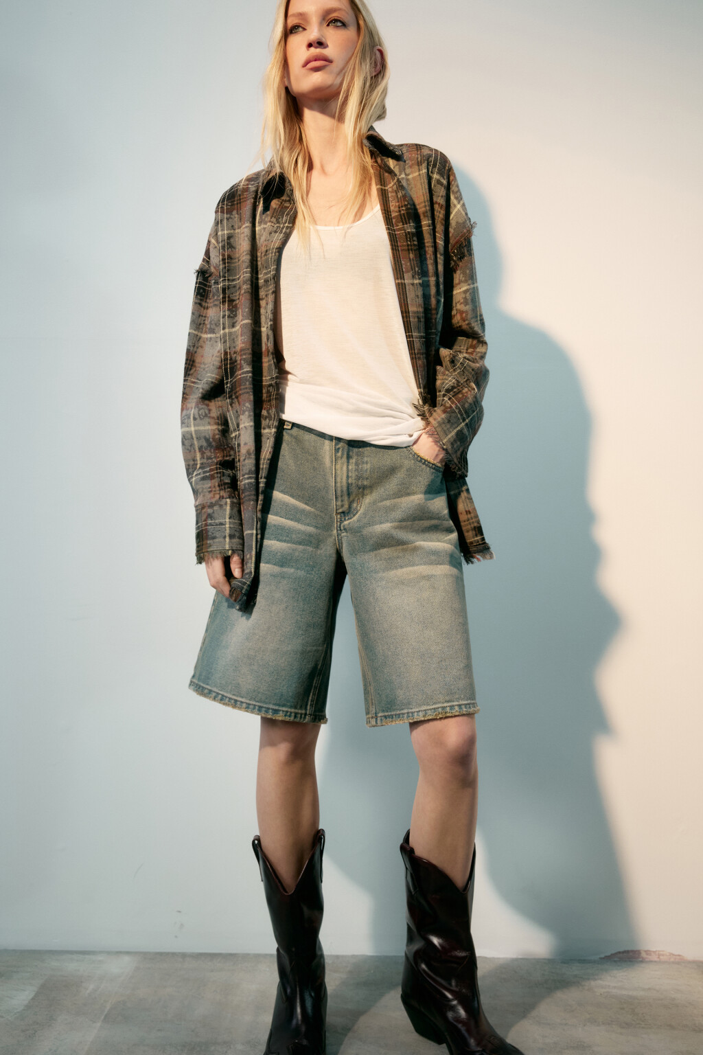 Шорты джинсовые с тинтованным окрашиванием - цвет темный тинт - 1