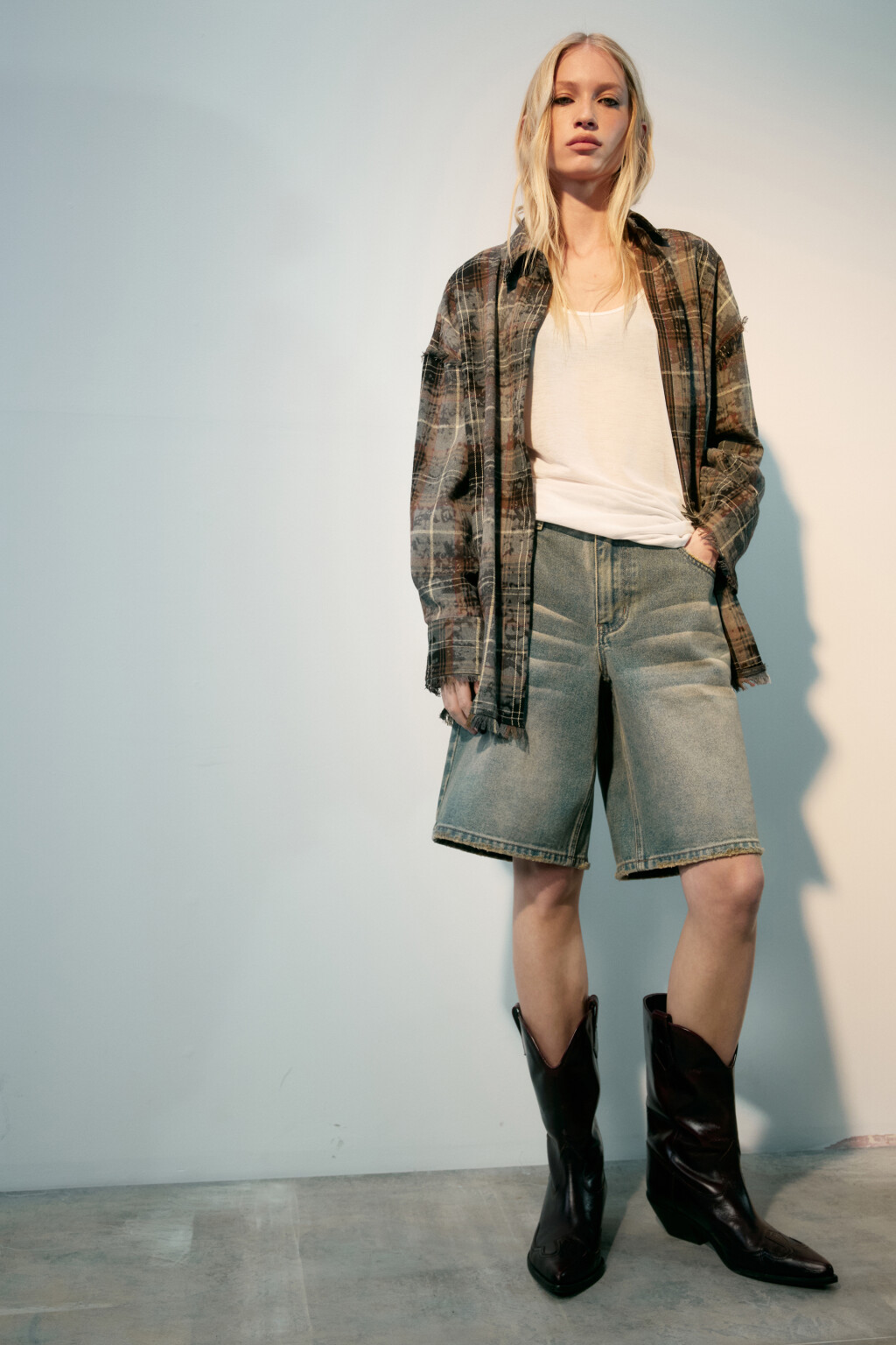 Шорты джинсовые с тинтованным окрашиванием - цвет темный тинт - 2