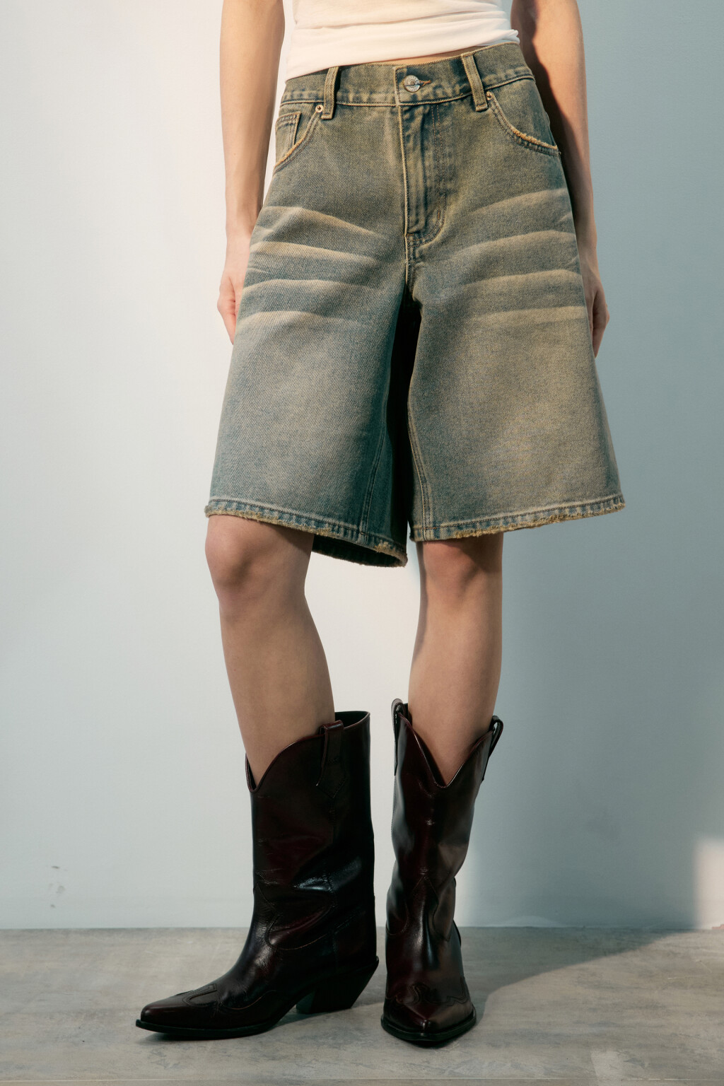 Шорты джинсовые с тинтованным окрашиванием - цвет темный тинт - 3