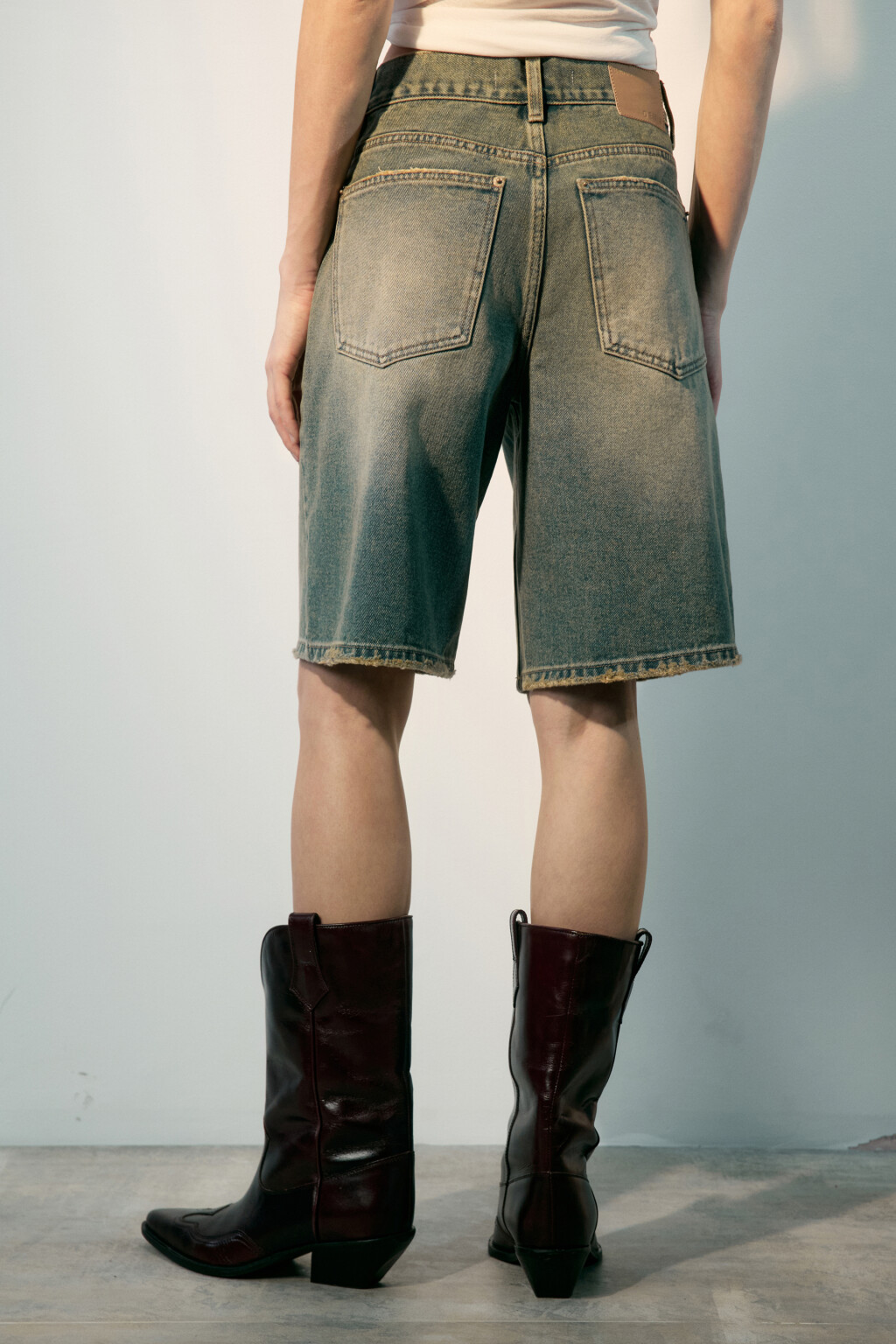 Шорты джинсовые с тинтованным окрашиванием - цвет темный тинт - 4