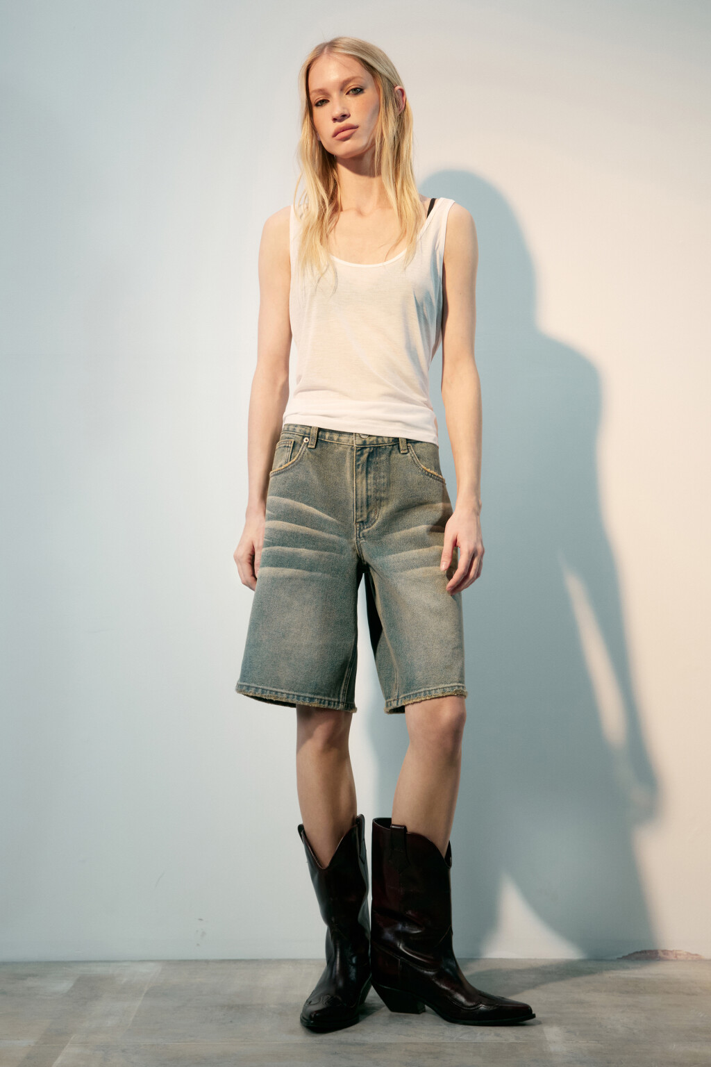 Шорты джинсовые с тинтованным окрашиванием - цвет темный тинт - 5