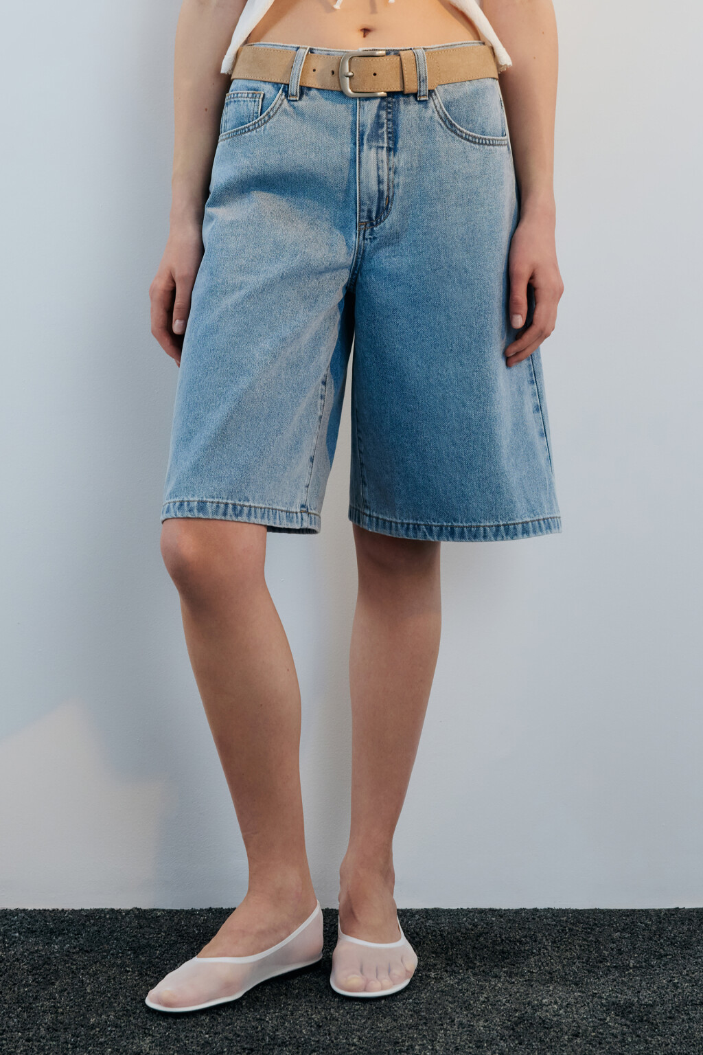 Шорты-бермуды джинсовые с ремнем - цвет голубой - 3