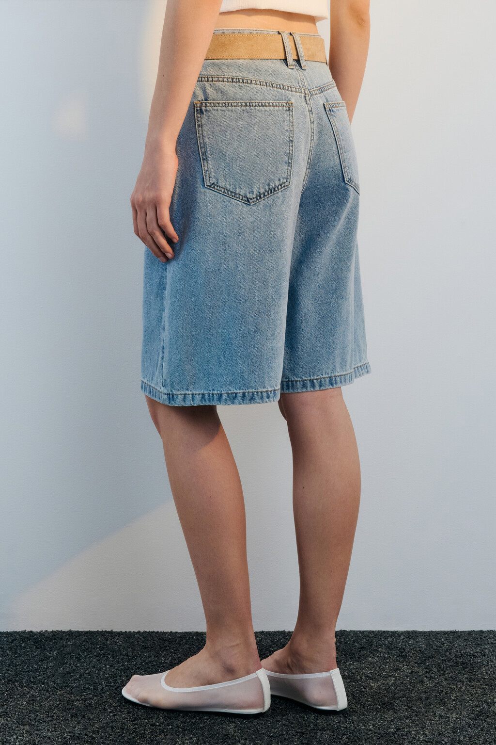 Шорты-бермуды джинсовые с ремнем - цвет голубой - 4