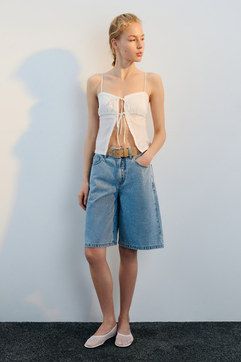 Шорты-бермуды джинсовые с ремнем - цвет голубой - 5