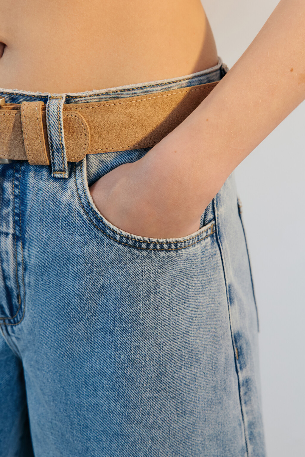 Шорты-бермуды джинсовые с ремнем - цвет голубой - 7