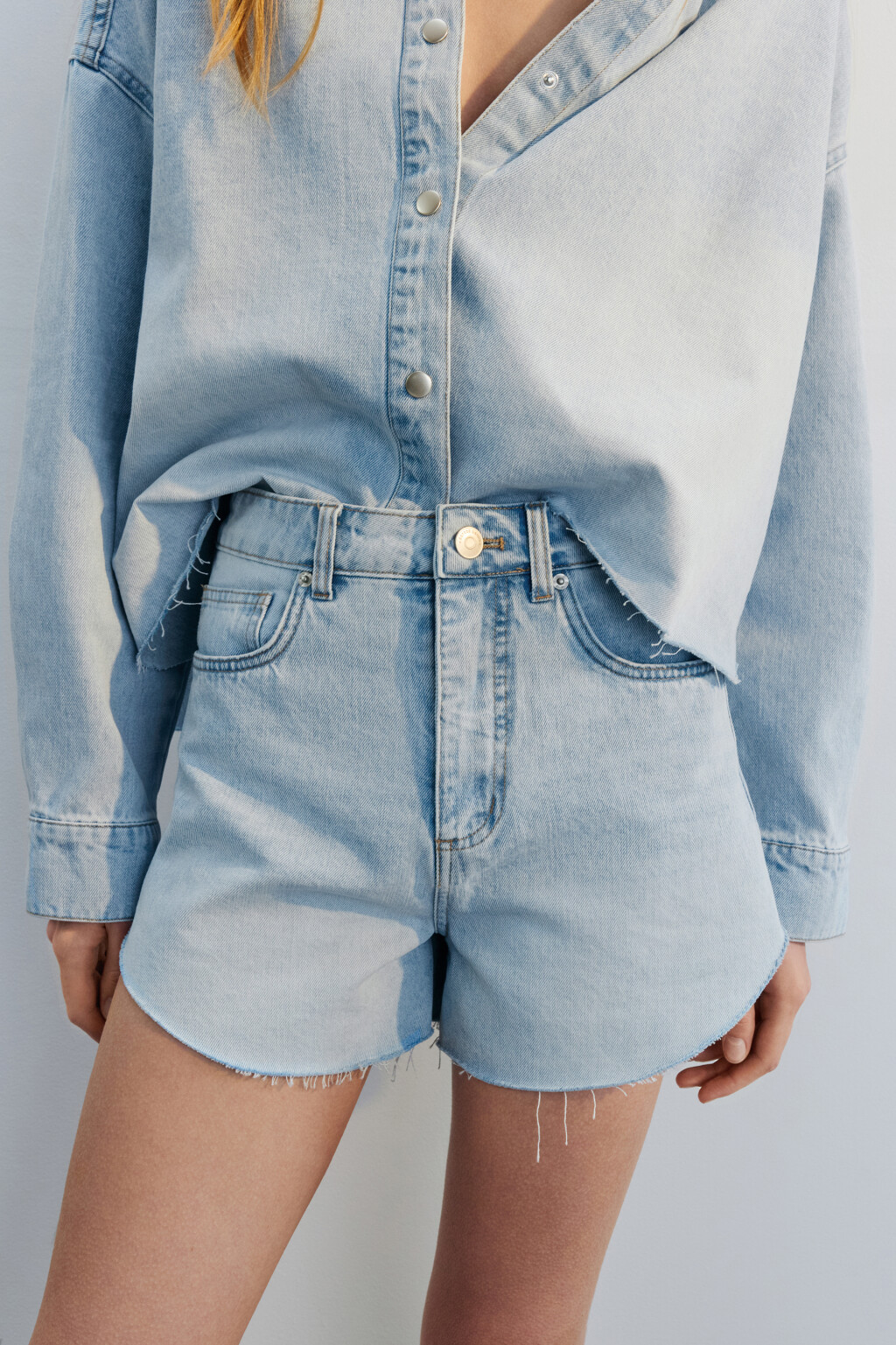 Шорты джинсовые с обрезанными краями - цвет голубой - 1