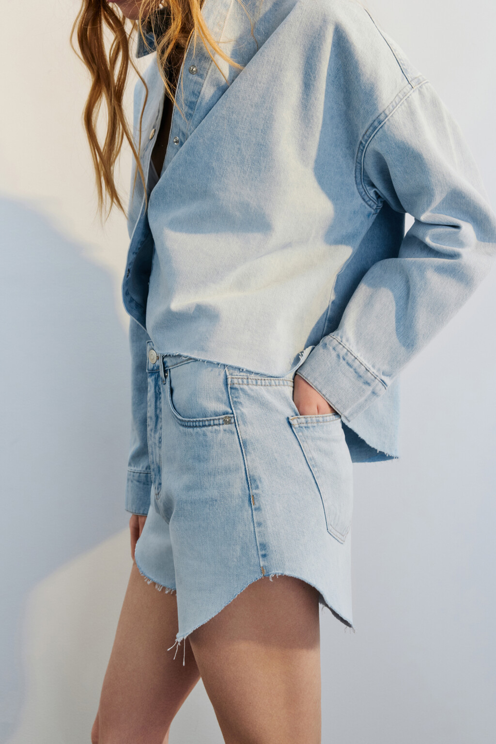 Шорты джинсовые с обрезанными краями - цвет голубой - 2