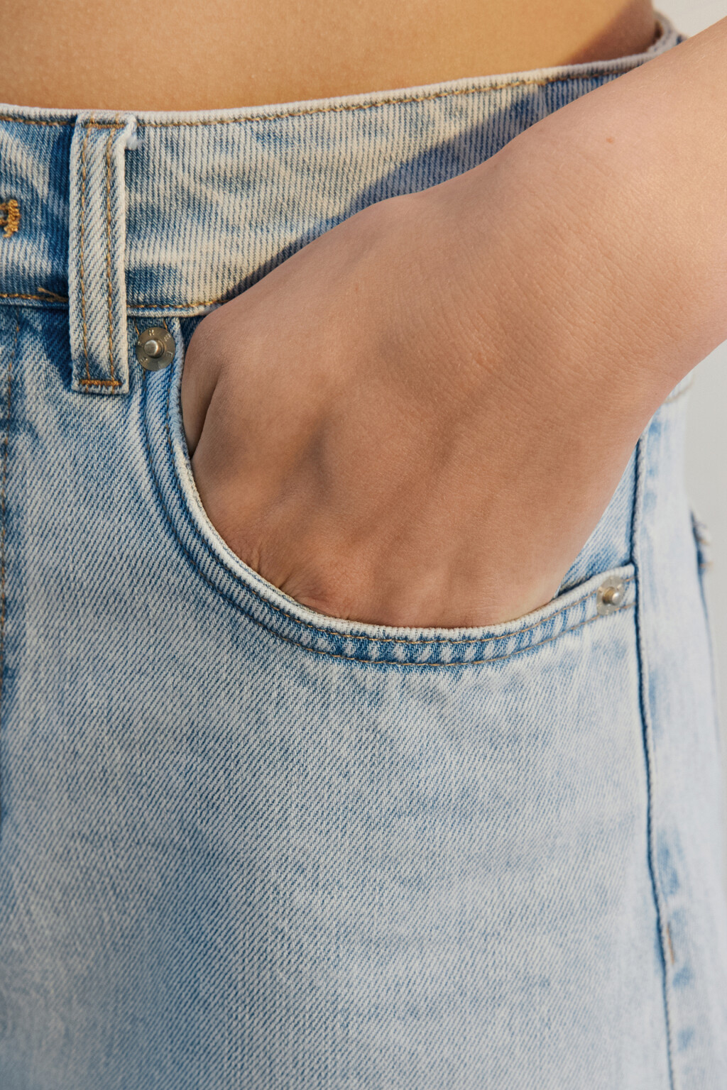 Шорты джинсовые с обрезанными краями - цвет голубой - 8