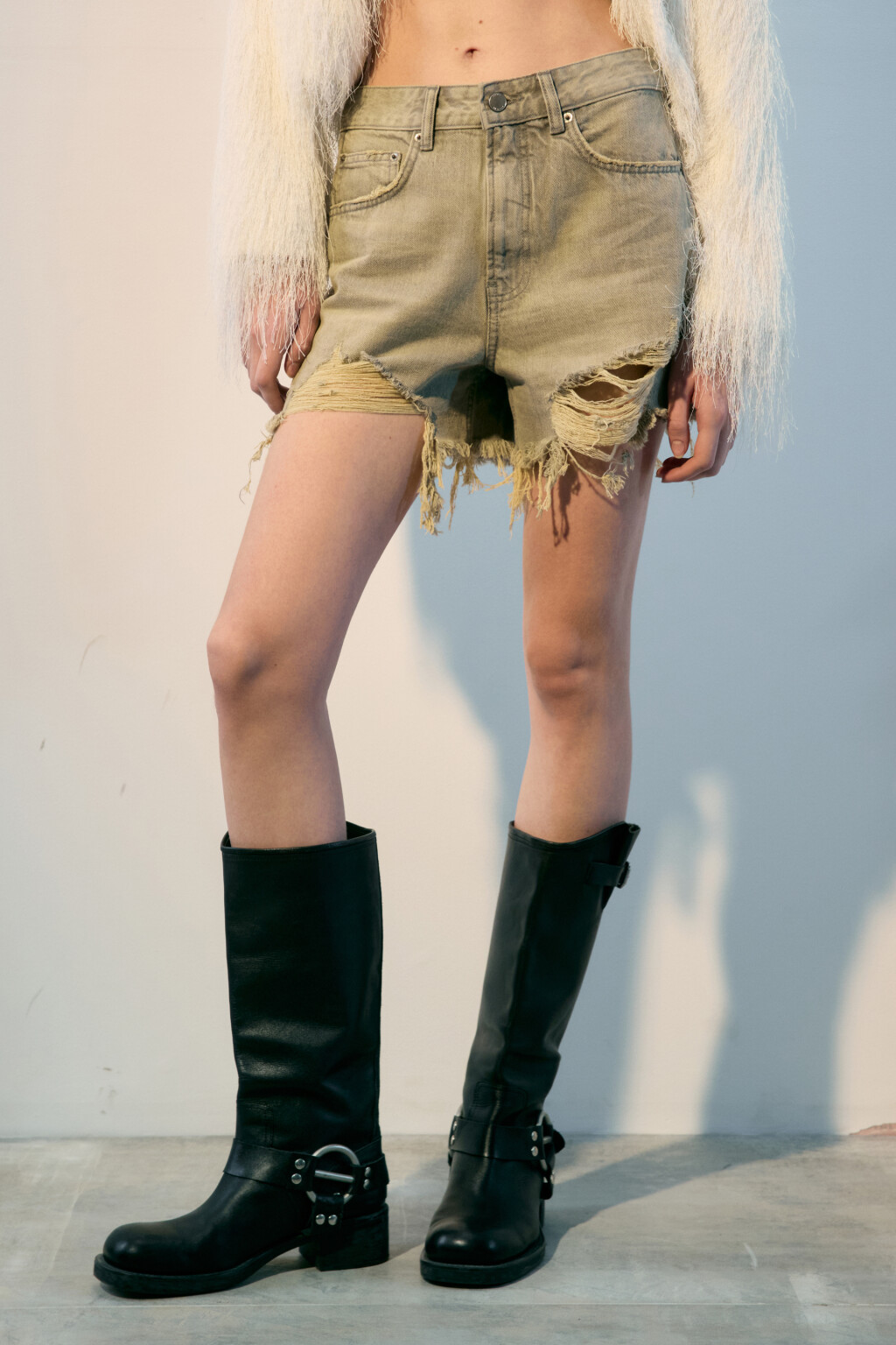 Шорты джинсовые рваные с высокой посадкой - цвет серый - 2