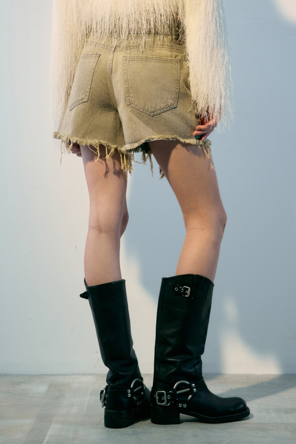 Шорты джинсовые рваные с высокой посадкой - цвет серый - 3