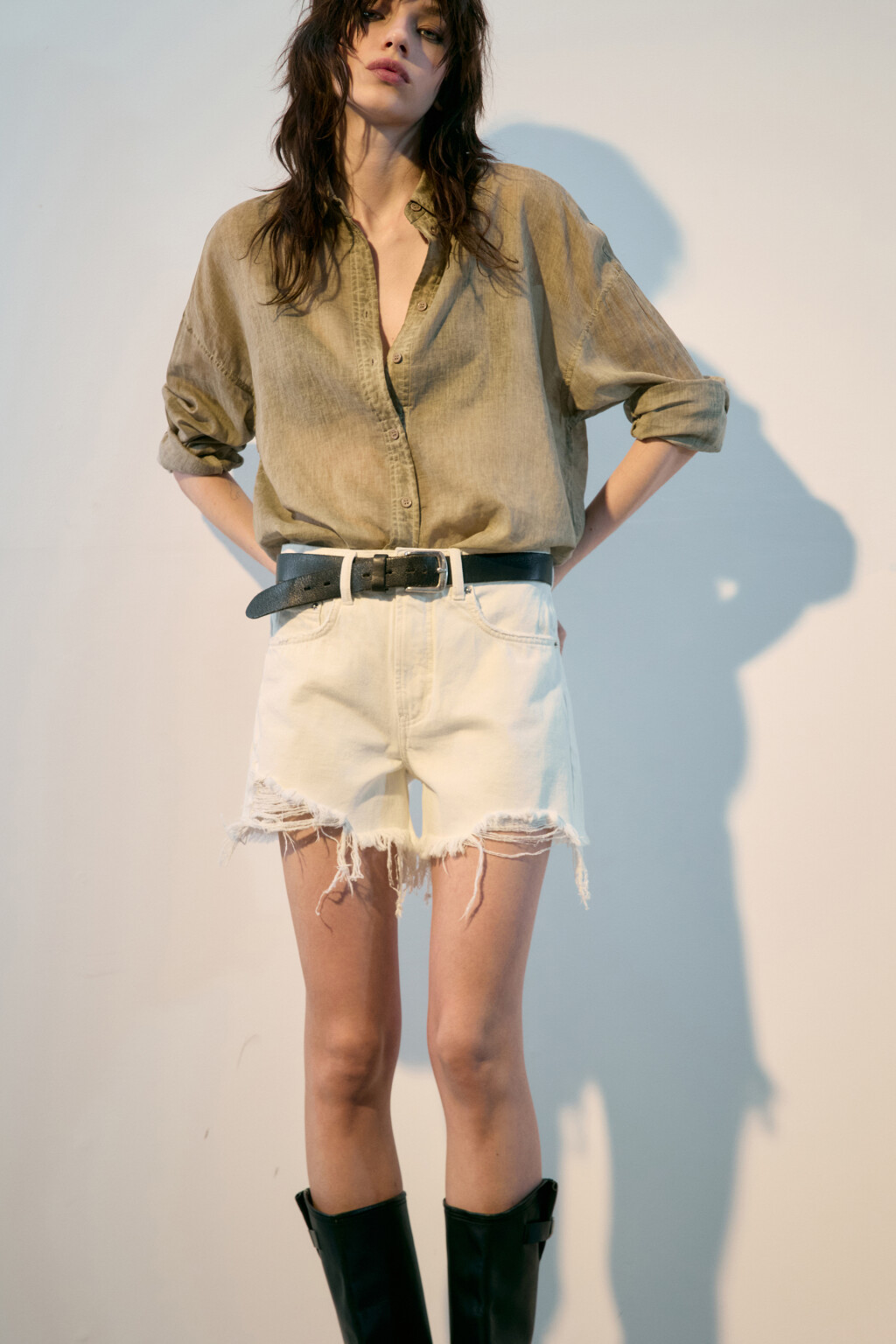 Шорты джинсовые рваные с высокой посадкой - цвет белый - 1