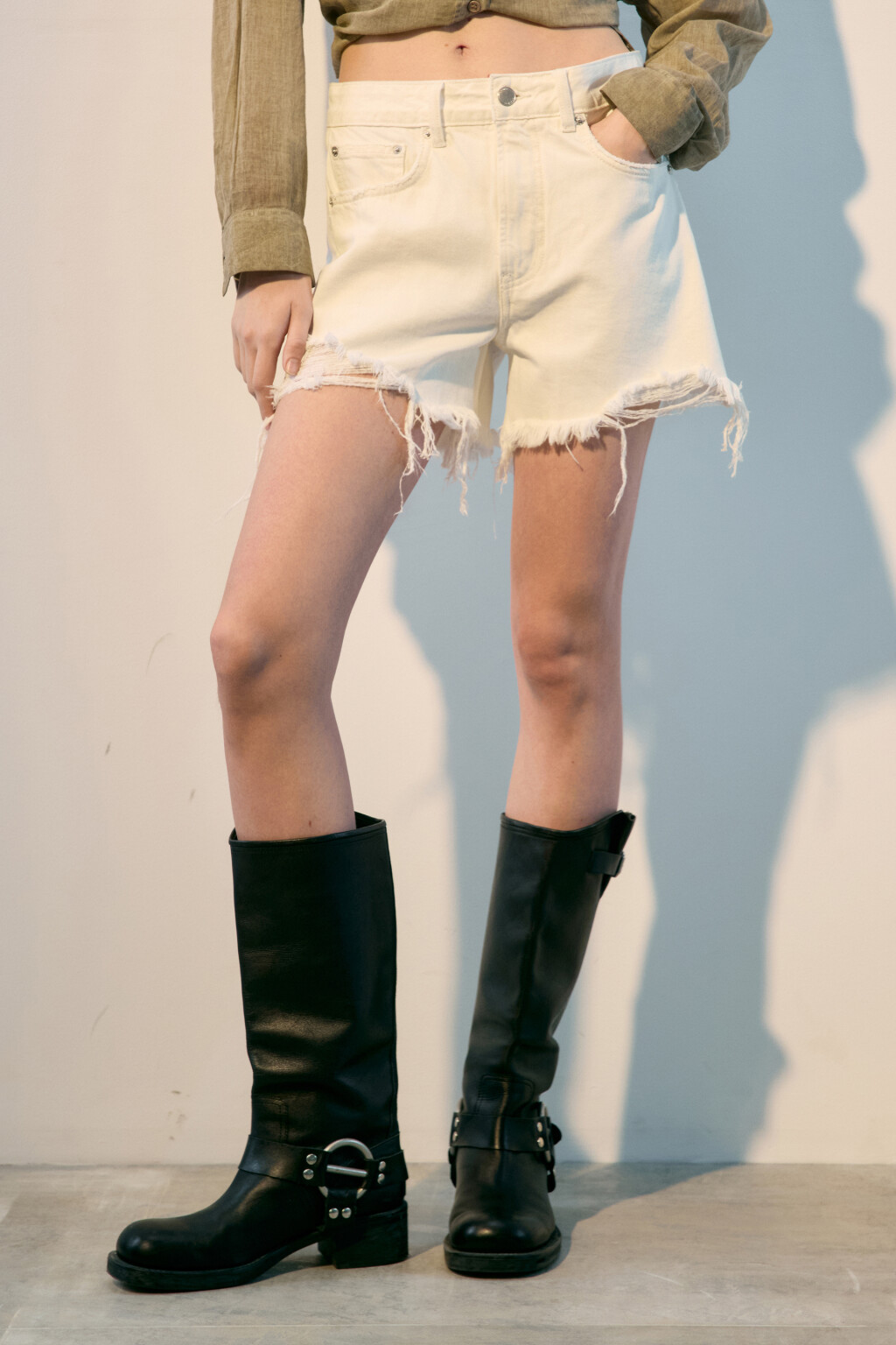 Шорты джинсовые рваные с высокой посадкой - цвет белый - 2