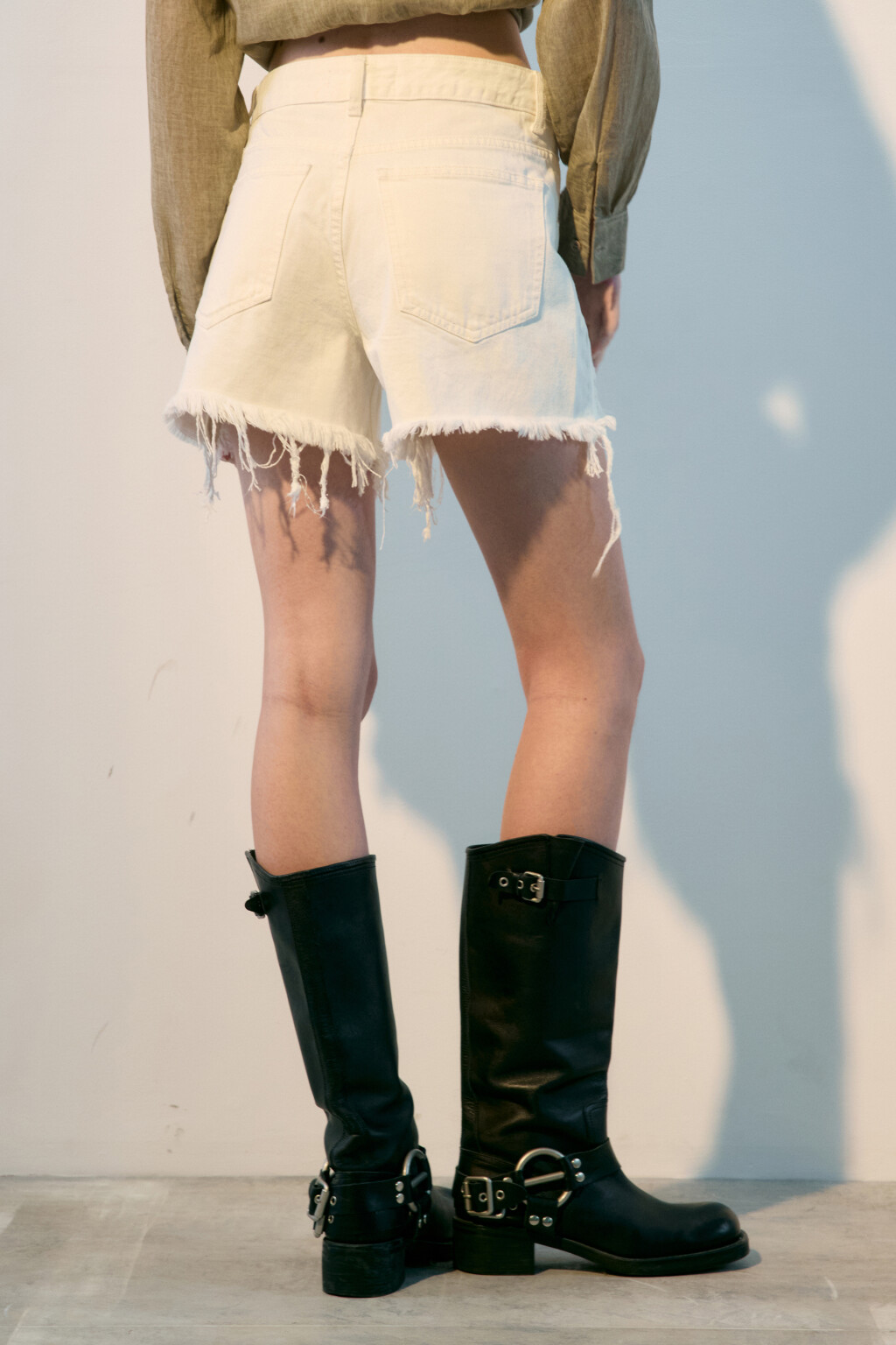 Шорты джинсовые рваные с высокой посадкой - цвет белый - 3