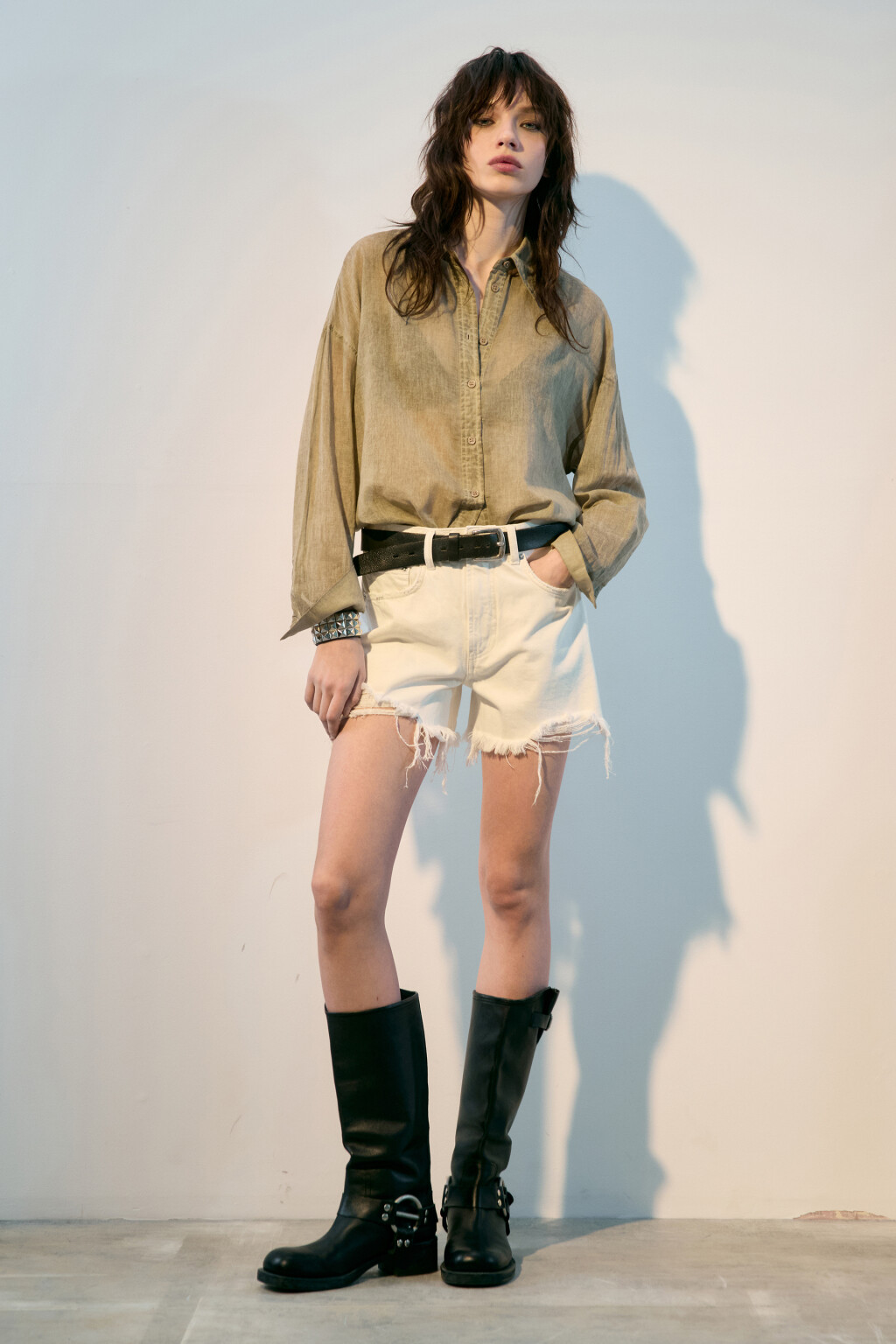 Шорты джинсовые рваные с высокой посадкой - цвет белый - 4