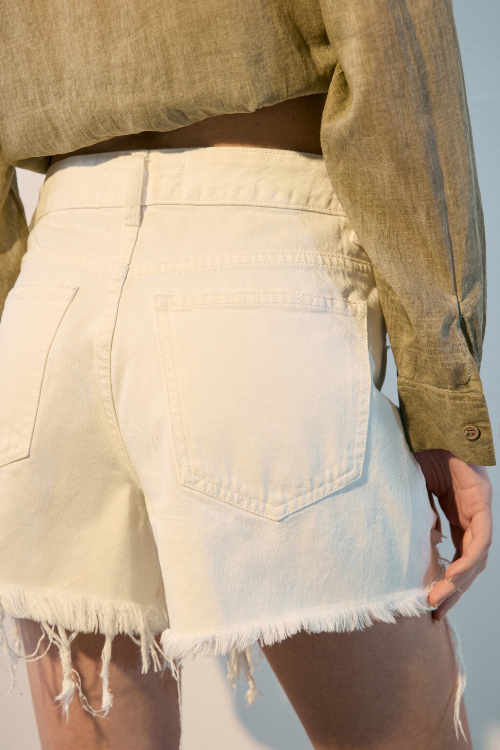 Шорты джинсовые рваные с высокой посадкой - цвет белый - 6