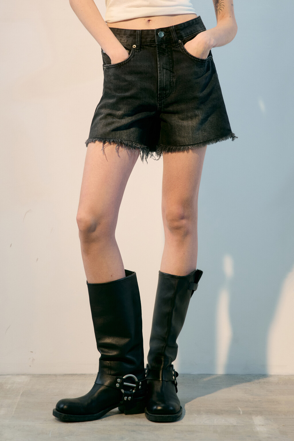 Шорты джинсовые рваные с высокой посадкой - цвет черный - 4