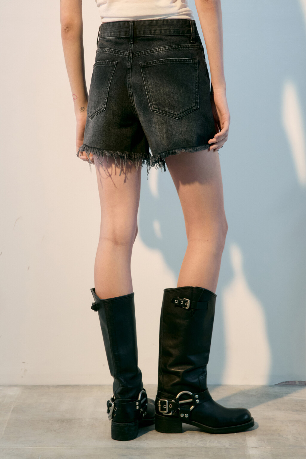 Шорты джинсовые рваные с высокой посадкой - цвет черный - 5