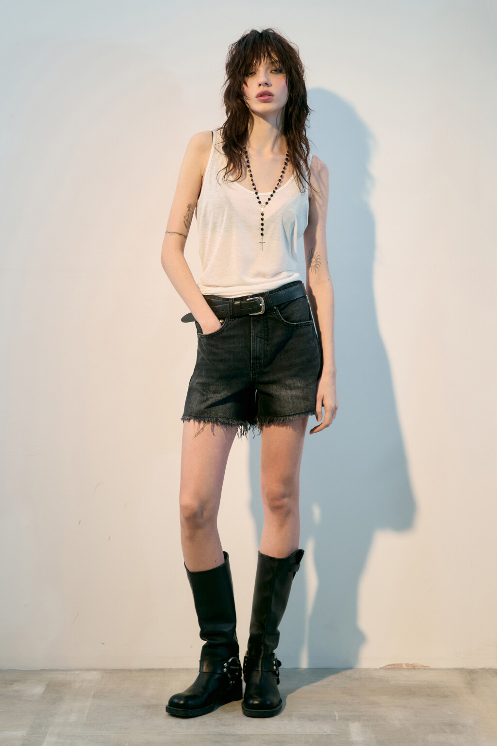 Шорты джинсовые рваные с высокой посадкой - цвет черный - 6