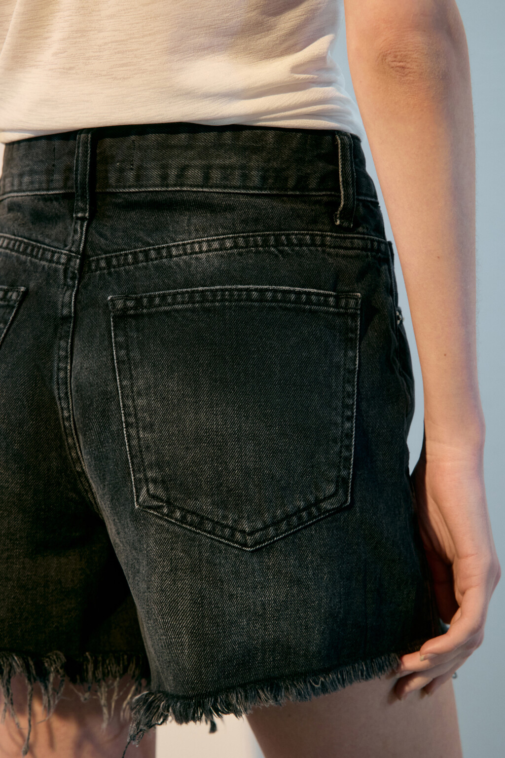 Шорты джинсовые рваные с высокой посадкой - цвет черный - 8