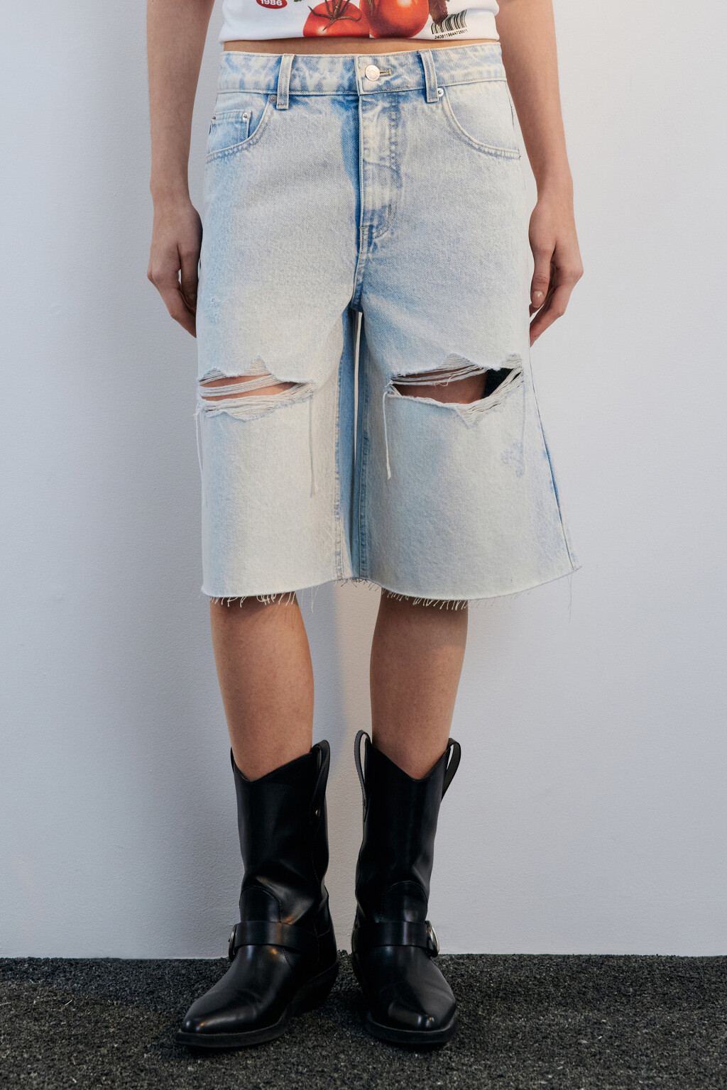 Шорты-бермуды джинсовые рваные - цвет голубой - 2