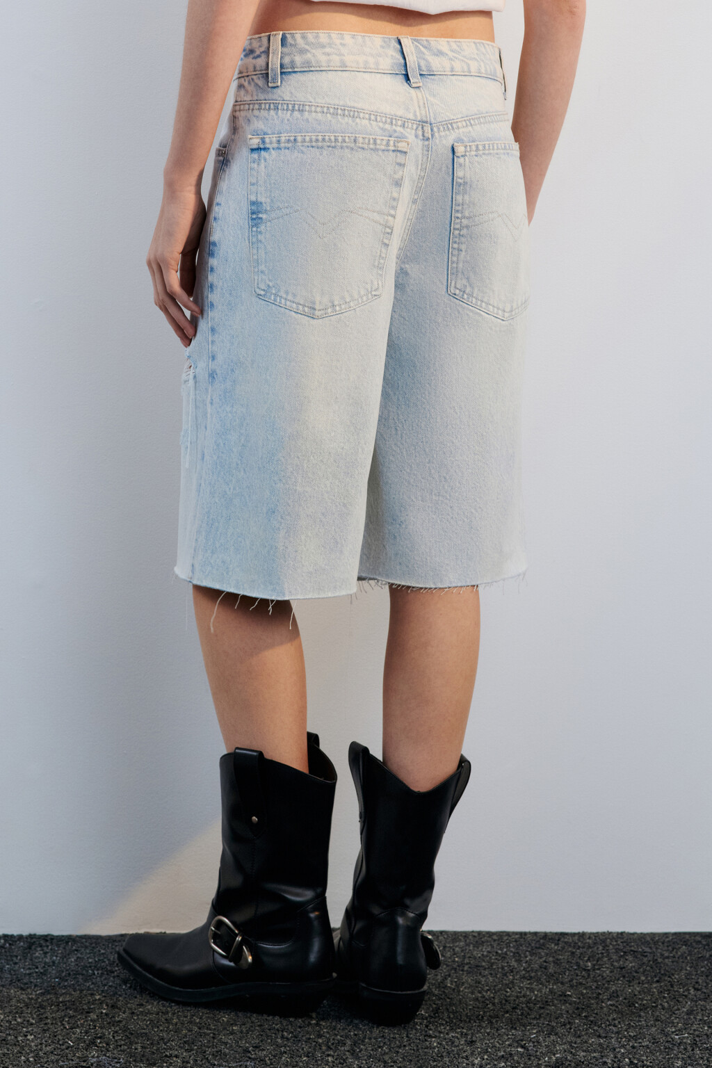 Шорты-бермуды джинсовые рваные - цвет голубой - 3