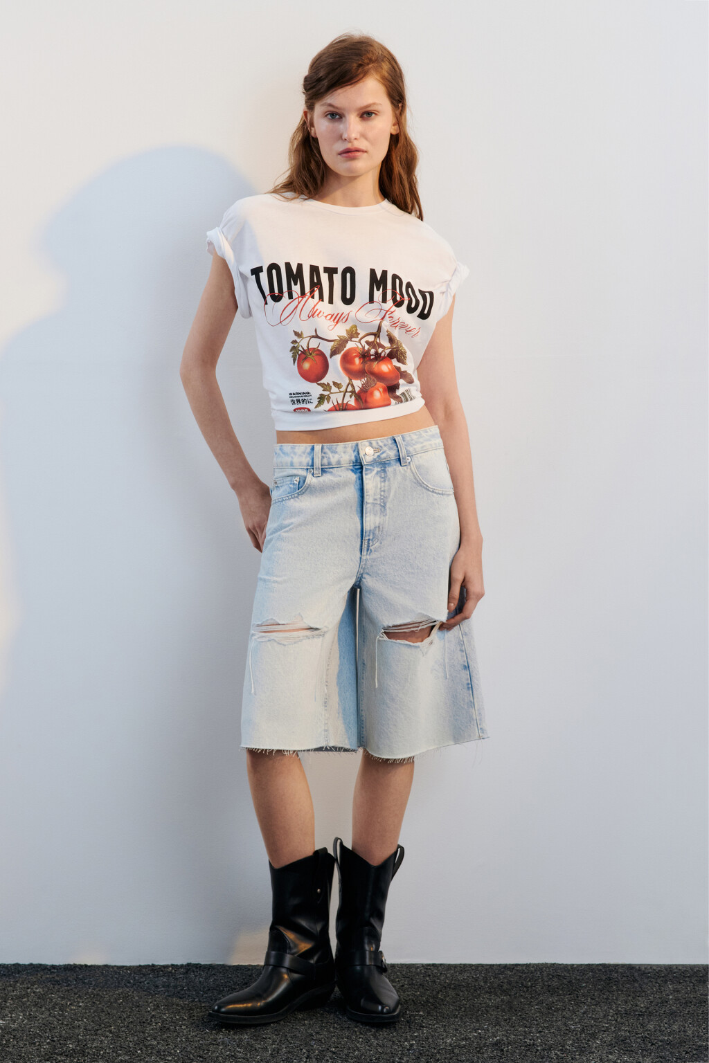 Шорты-бермуды джинсовые рваные - цвет голубой - 4