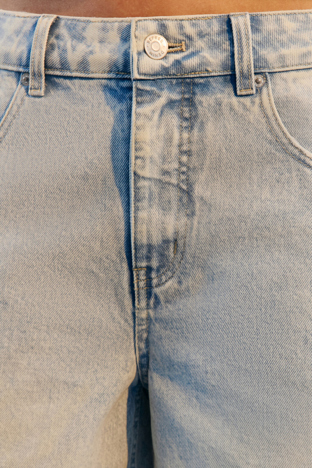 Шорты-бермуды джинсовые рваные - цвет голубой - 5