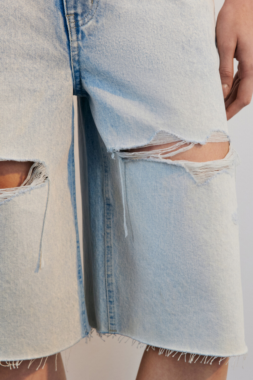 Шорты-бермуды джинсовые рваные - цвет голубой - 6