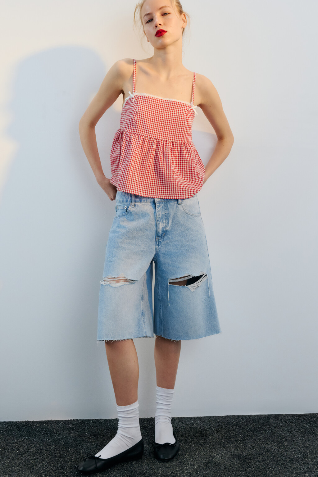 Шорты-бермуды джинсовые рваные - цвет голубой - 1