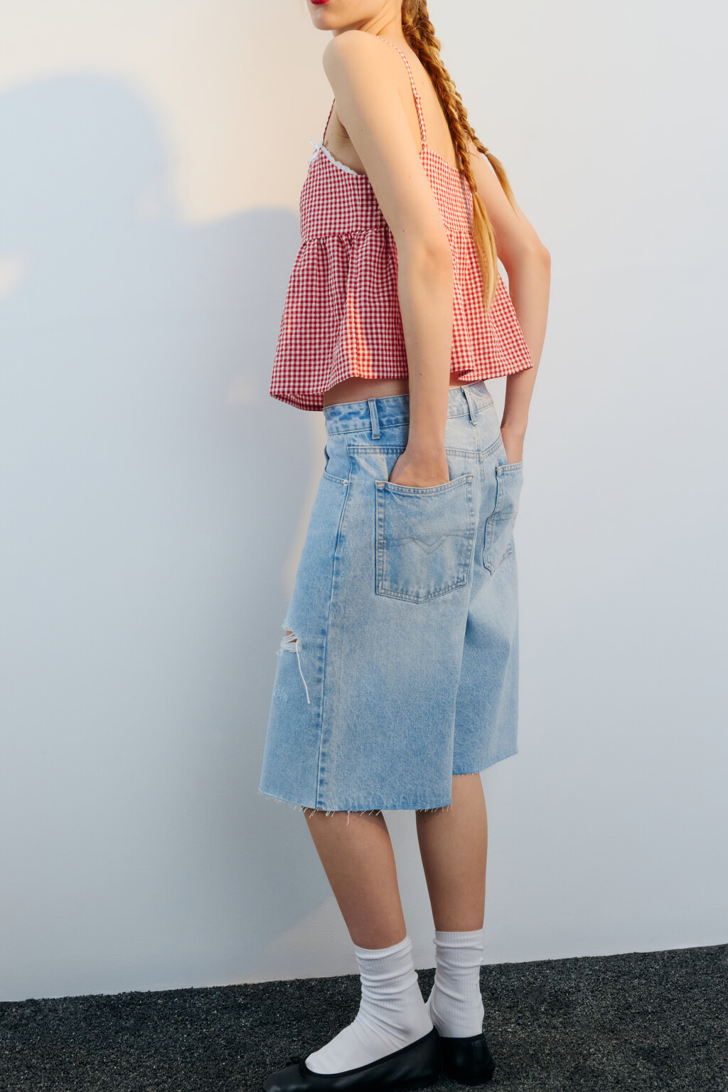 Шорты-бермуды джинсовые рваные - цвет голубой - 2