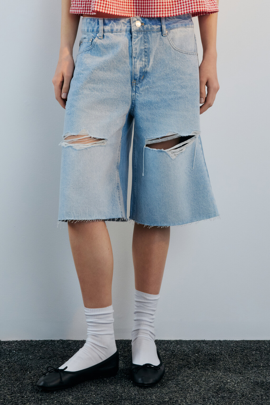 Шорты-бермуды джинсовые рваные - цвет голубой - 3