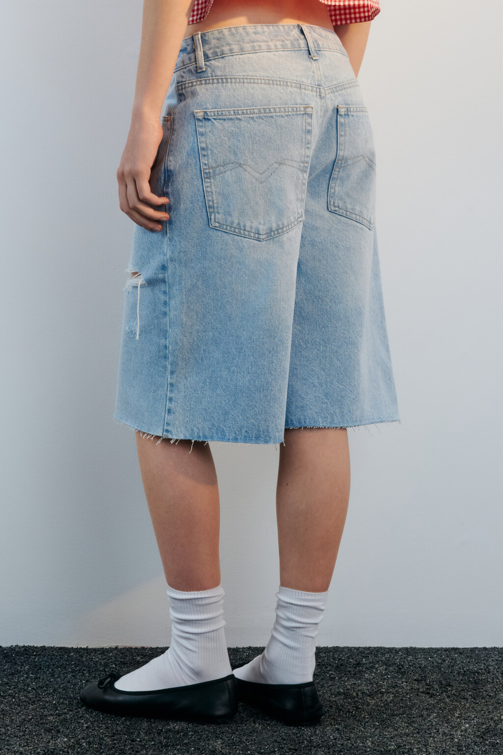 Шорты-бермуды джинсовые рваные - цвет голубой - 4