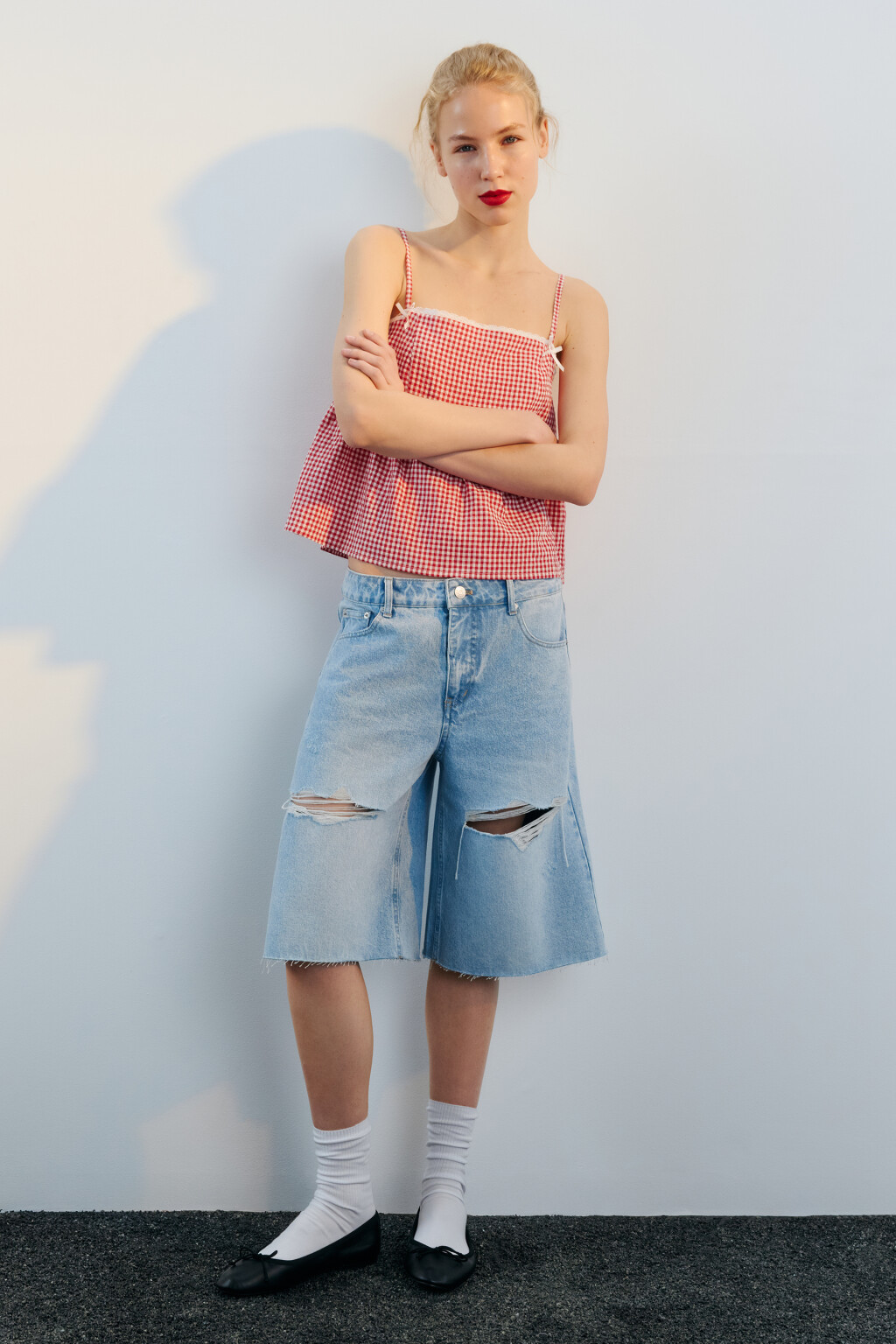 Шорты-бермуды джинсовые рваные - цвет голубой - 5