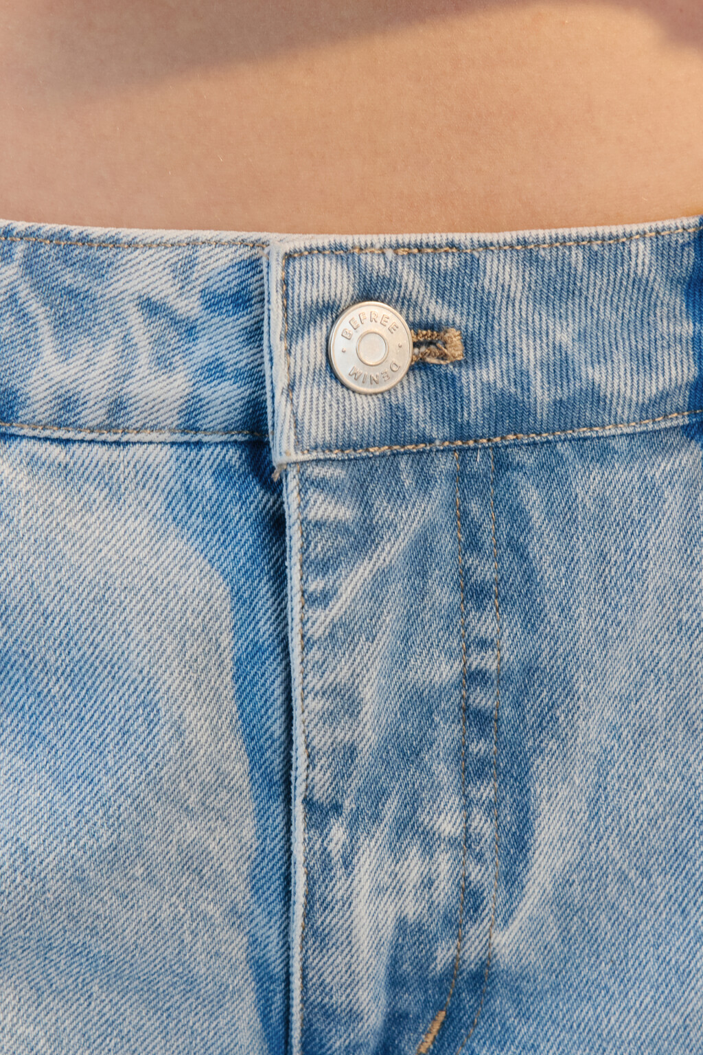 Шорты-бермуды джинсовые рваные - цвет голубой - 6