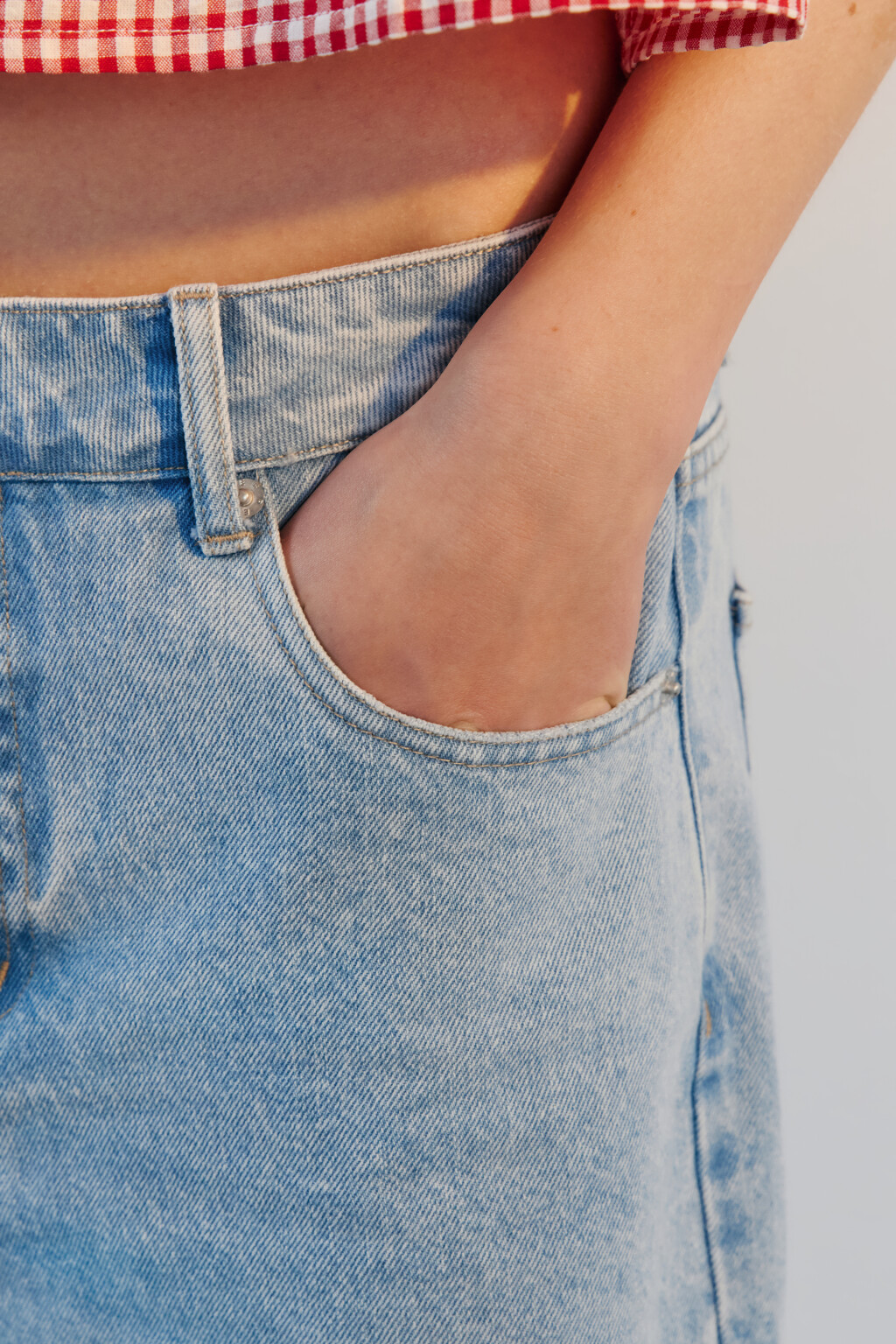 Шорты-бермуды джинсовые рваные - цвет голубой - 7