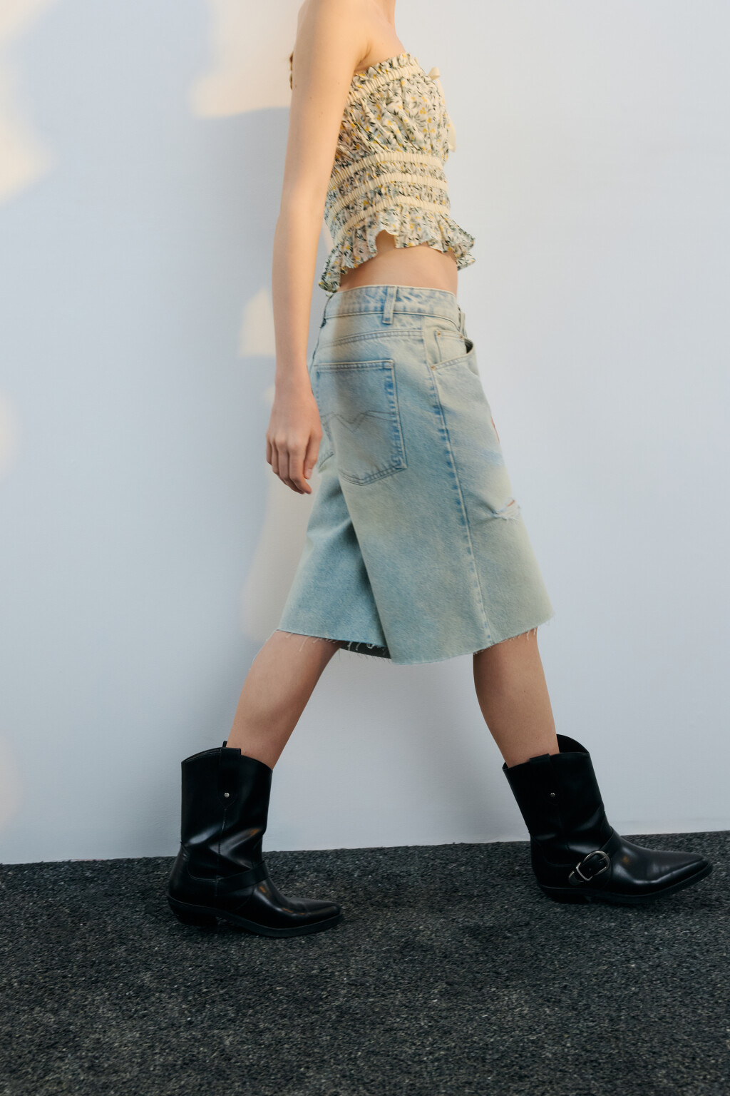 Шорты-бермуды джинсовые рваные - цвет синий - 3