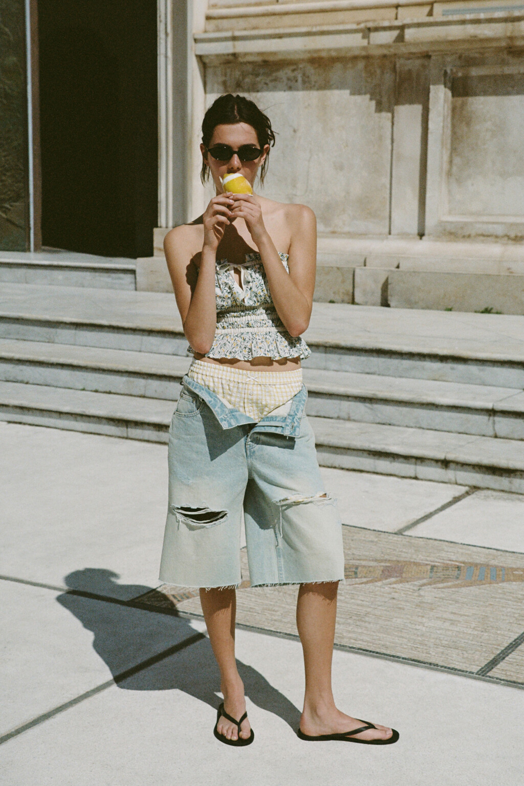 Шорты-бермуды джинсовые рваные - цвет синий - 1