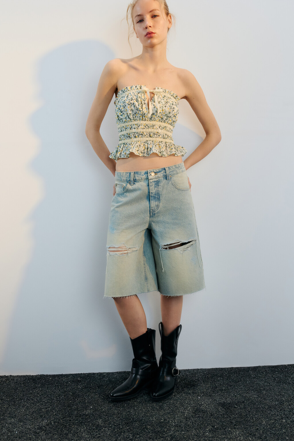 Шорты-бермуды джинсовые рваные - цвет синий - 4