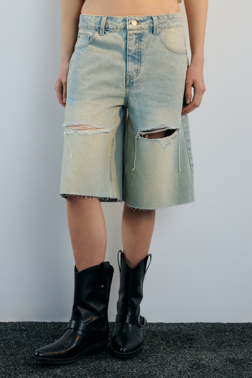 Шорты-бермуды джинсовые рваные - цвет синий - 5